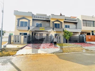 فیصل ٹاؤن - ایف ۔ 18 اسلام آباد میں 6 کمروں کا 8 مرلہ مکان 2.88 کروڑ میں برائے فروخت۔