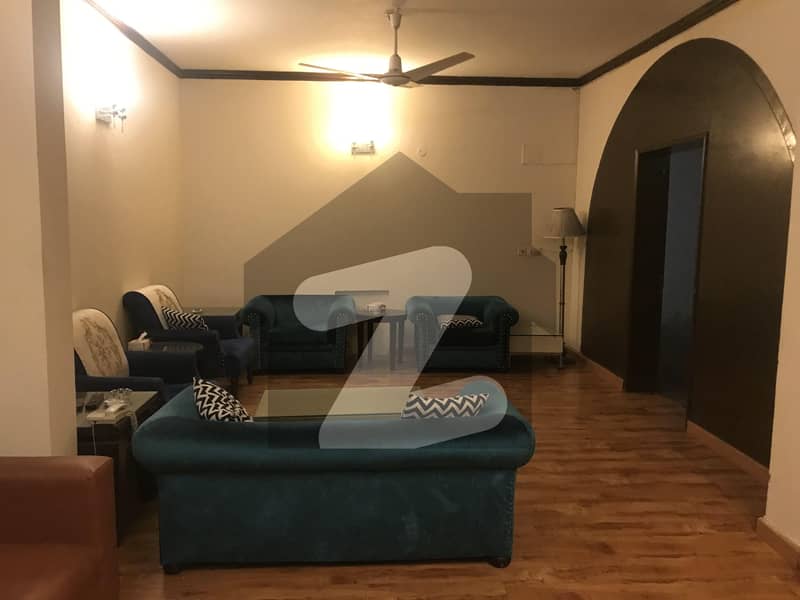 کینٹ لاہور میں 3 کمروں کا 10 مرلہ مکان 1.5 لاکھ میں کرایہ پر دستیاب ہے۔