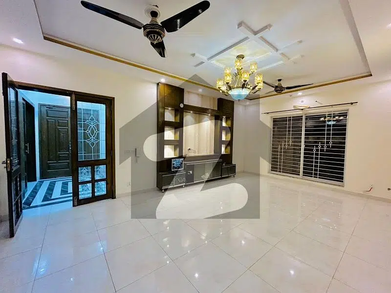 1 kanal beautiful modren saligthy used lower portion hot location for rent in DHA ph 6