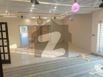 F-11 DOUBLE STOReY HOUSE 6 BEDS 2 KITCHENS TILED FLOOR 2 LOUNGES