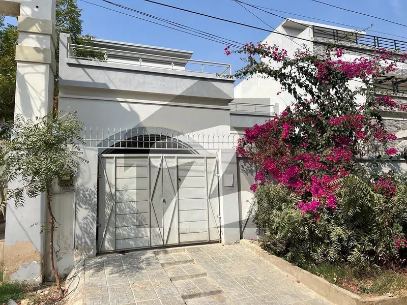 Ideally Located House Of 1800 Square Feet Is Available For Sale In Karachi