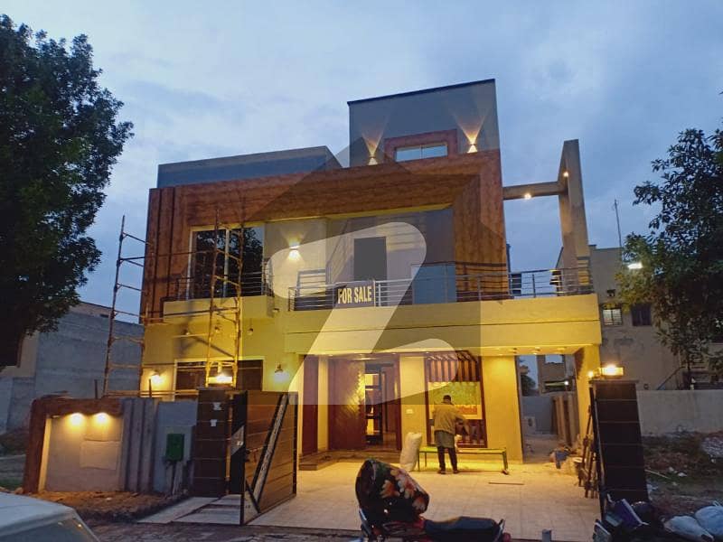 10 Marla Beautiful House For Sale In Bahria Town Lahore