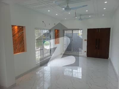 Luxury Designer 8 Marla House For Rent