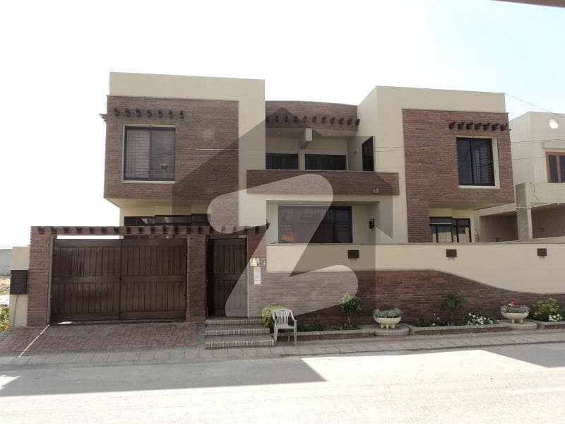 ڈی ایچ اے فیز 8 ڈی ایچ اے ڈیفینس,کراچی میں 8 کمروں کا 1 کنال مکان 10.5 کروڑ میں برائے فروخت۔