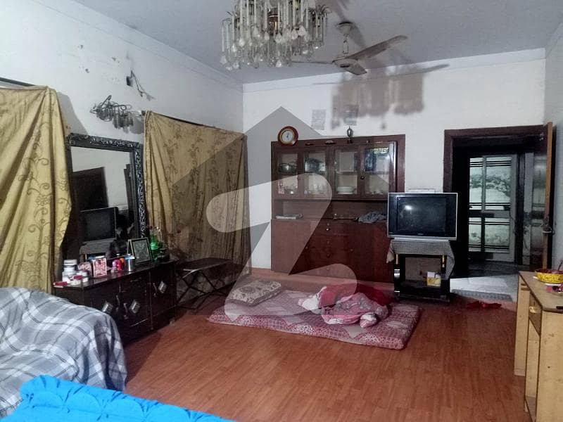 علامہ اقبال ٹاؤن لاہور میں 5 کمروں کا 10 مرلہ مکان 2.43 کروڑ میں برائے فروخت۔