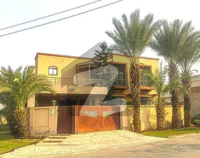 Corner 14-Marla Owner Build Modern House For Sale In Valencia Town Lahore