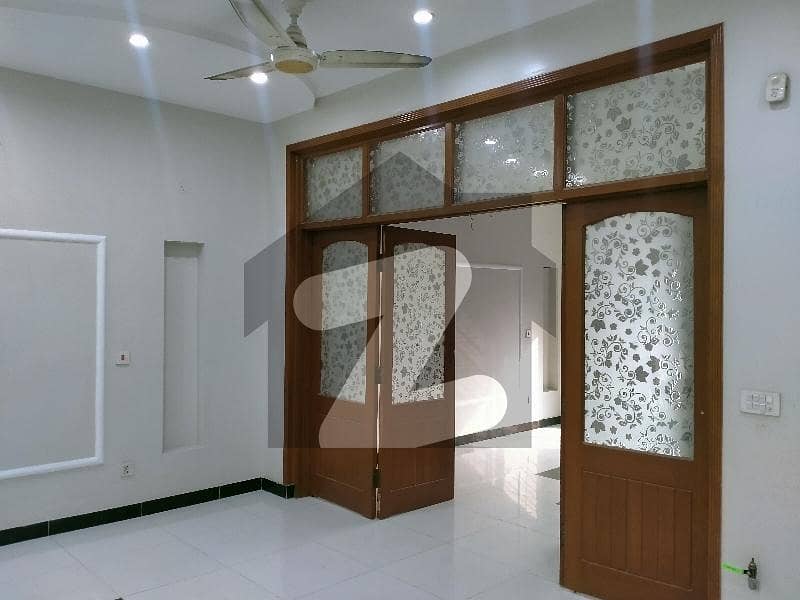 10 Marla Like A New House For Rent In Hussain Block Bahria Town Lahore Ideal Location Near To Park