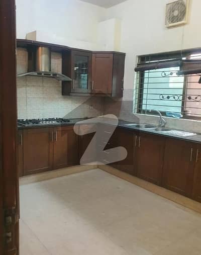 3 Beds 1 Kanal Prime Location Upper Portion for Rent in Ex Air Avenue DHA Phase 8