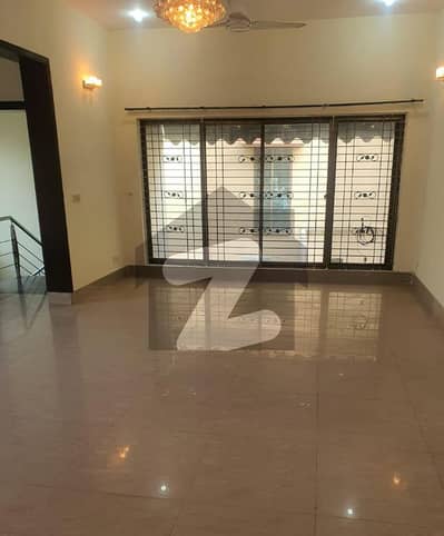 3 Beds 1 Kanal Prime Location Upper Portion For Rent In Ex Air Avenue DHA Phase 8