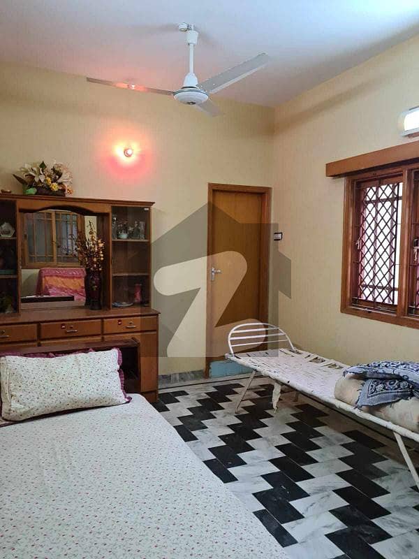 یونیورسٹی روڈ کراچی میں 6 کمروں کا 6 مرلہ مکان 2.8 کروڑ میں برائے فروخت۔