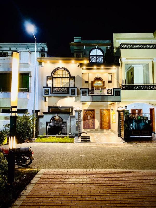 5 Marla Brand New Facing Park House Available For Sale In
Dream Gardens
Lahore 5 Marla Brand New Facing Park House Available For Sale In
Dream Gardens
Lahore