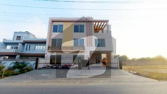1 KANAL TRIPLE STOREY PARK FACING BUILDING AVAILABLE ON 60FT ROAD FOR RENT IN LDA AVENUE ONE NEAR EME AND RAIWIND ROAD
