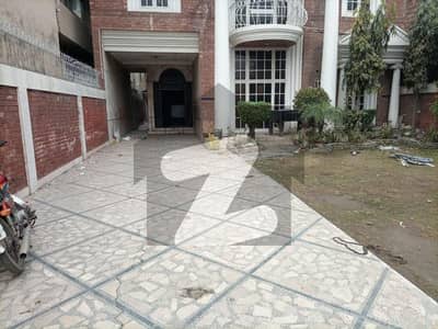 1 Kanal 150 Ft Road House For RENT In Johar Town Near To LDA Complex