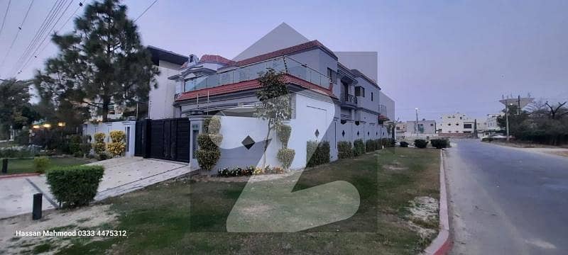 Valencia Town Lahore Kanal Corner House 60 Feet Road House For Sale 7 Beds