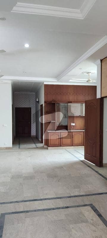 جوہر ٹاؤن لاہور میں 5 کمروں کا 1 کنال مکان 6.25 کروڑ میں برائے فروخت۔