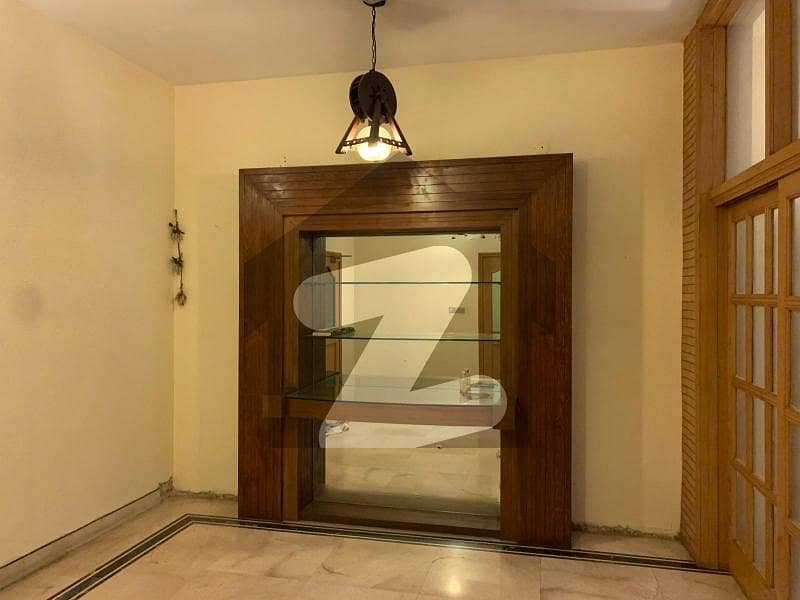 گارڈن ٹاؤن لاہور میں 6 کمروں کا 2 کنال مکان 5.0 لاکھ میں کرایہ پر دستیاب ہے۔