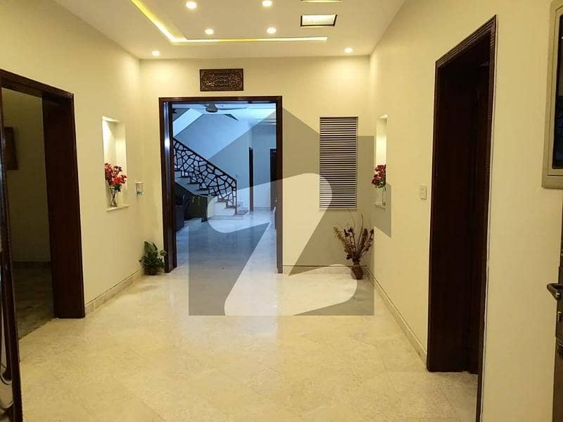 ویلینشیاء ہاؤسنگ سوسائٹی لاہور میں 5 کمروں کا 18 مرلہ مکان 1.9 لاکھ میں کرایہ پر دستیاب ہے۔