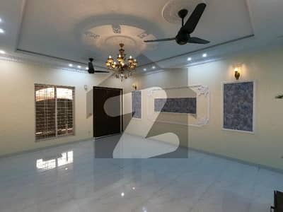 وینس ہاؤسنگ سکیم لاہور میں 6 کمروں کا 6 مرلہ مکان 2.1 کروڑ میں برائے فروخت۔