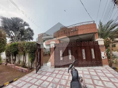 جوہر ٹاؤن فیز 2 جوہر ٹاؤن,لاہور میں 6 کمروں کا 1 کنال مکان 4.0 لاکھ میں کرایہ پر دستیاب ہے۔