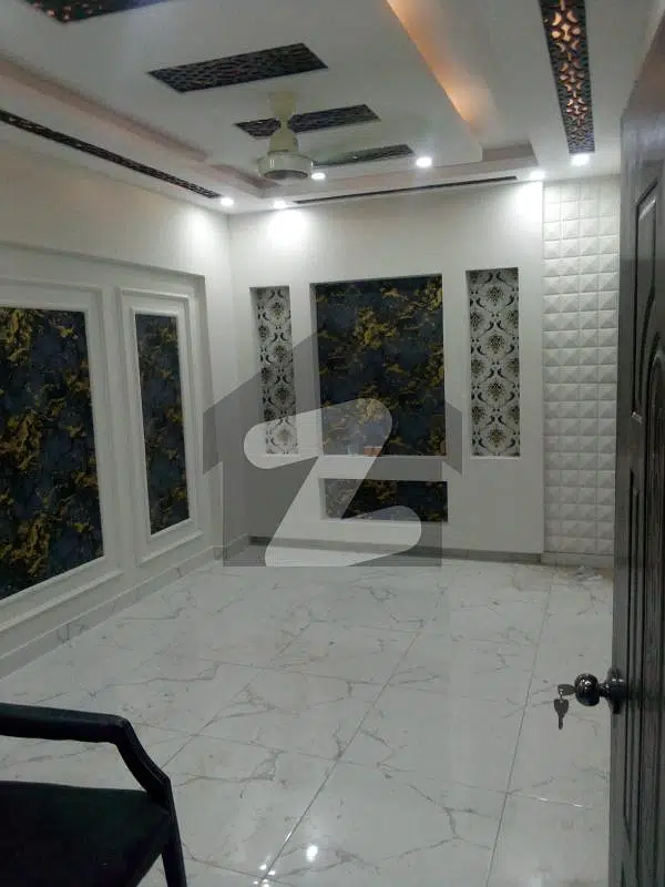Aparment For Sale 1st Floor Fully Renvoted 900 Sqfeer Rental Value 35000 Dha Phase 5 Badar Commercial