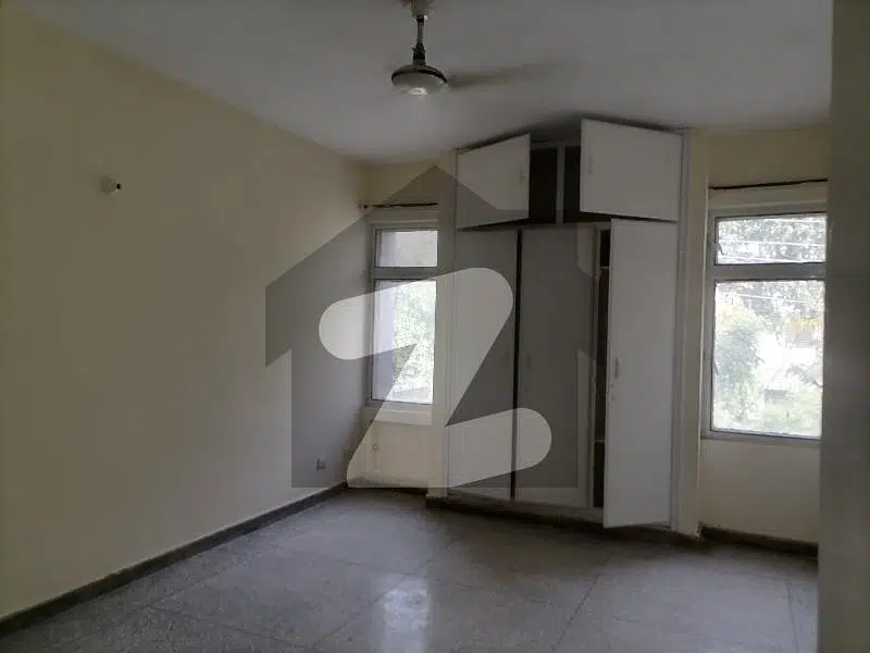 Ready To sale A Flat 10 Marla In Askari 5 Lahore