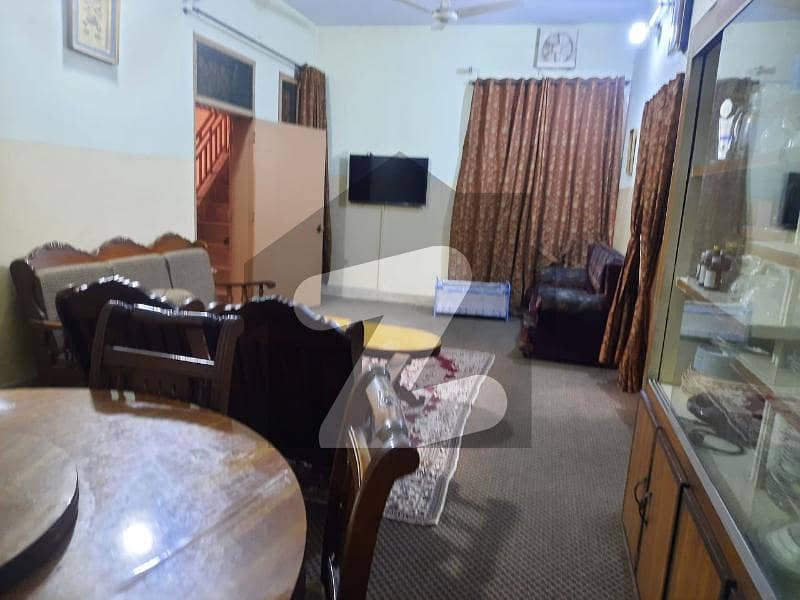 کینٹ ملتان میں 5 کمروں کا 8 مرلہ مکان 2.0 کروڑ میں برائے فروخت۔