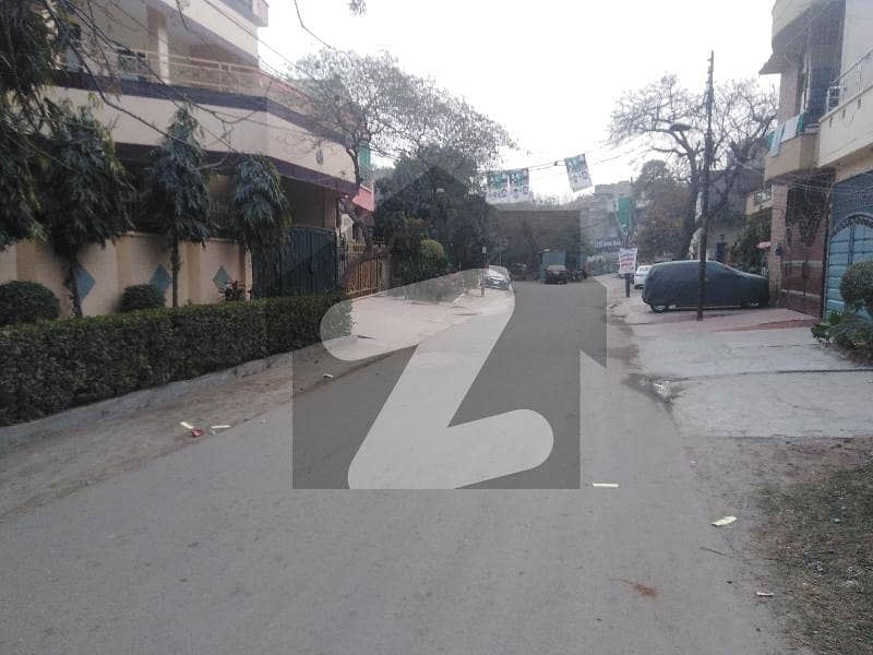سمن آباد مین بولیورڈ سمن آباد,لاہور میں 6 کمروں کا 10 مرلہ مکان 4.7 کروڑ میں برائے فروخت۔