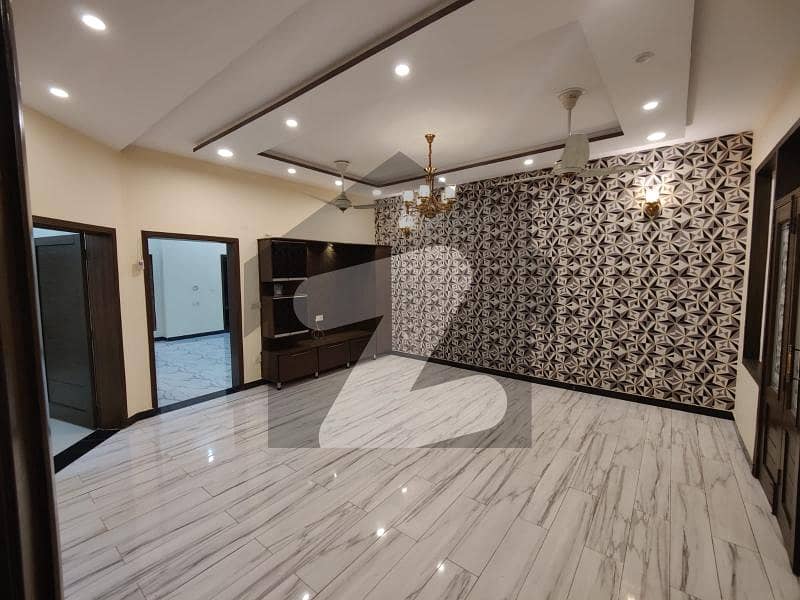 10 MARLA BRAND NEW FULL HOUSE FOR RENT HOT LOCATION BAHRIA TOWN LAHORE