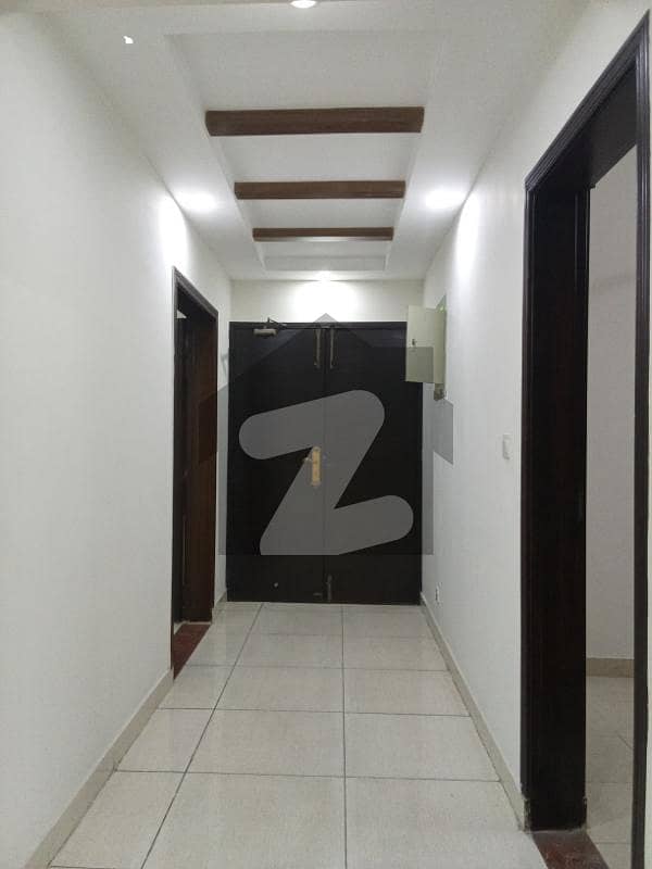 10 MARLA NEW DESIGINE APARTMENT AVAILABLE FOR RENT