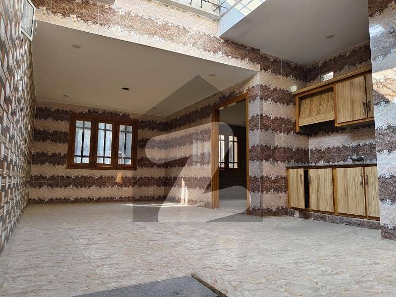 ورسک روڈ پشاور میں 6 کمروں کا 3 مرلہ مکان 33.0 ہزار میں کرایہ پر دستیاب ہے۔