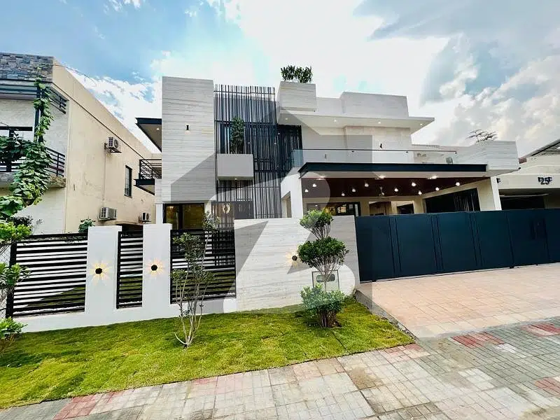 Exquisite 5 Bedroom Designer House On A 1 Kanal Offering Luxury Living And Contemporary Elegance