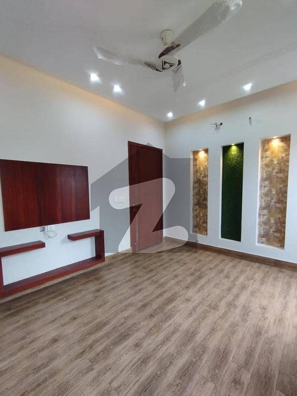 لیک سٹی ۔ سیکٹر ایم ۔ 2اے لیک سٹی,رائیونڈ روڈ,لاہور میں 6 کمروں کا 10 مرلہ مکان 5.25 کروڑ میں برائے فروخت۔
