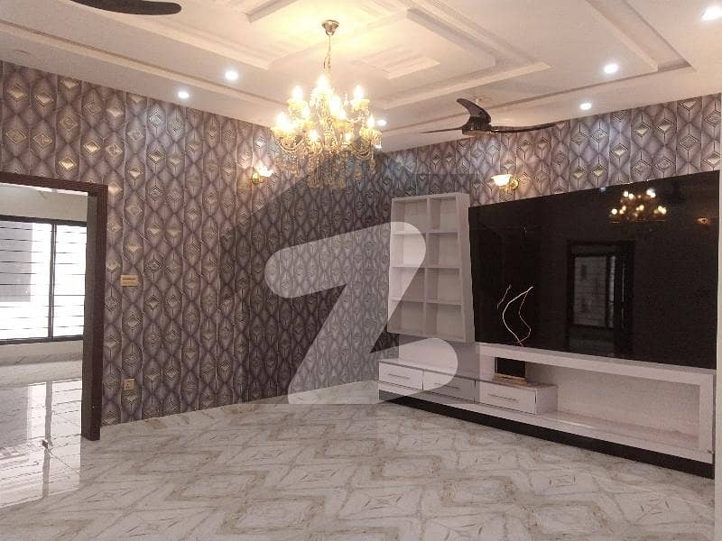 پارک ویو سٹی لاہور میں 5 کمروں کا 11 مرلہ مکان 3.7 کروڑ میں برائے فروخت۔