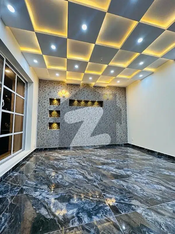 Luxurious Ultra Modern Villa Available Near To Park And Market