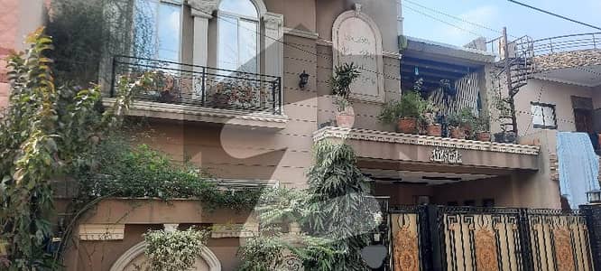 جوہر ٹاؤن لاہور میں 5 کمروں کا 10 مرلہ مکان 4.1 کروڑ میں برائے فروخت۔