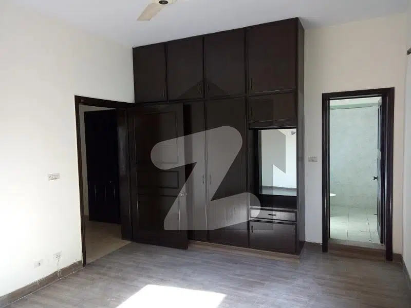 DEFENCE TEN MARLA RENOVATED UPPER PORTION AT PRIME LOCATION FOR RENT IN DHA LAHORE
