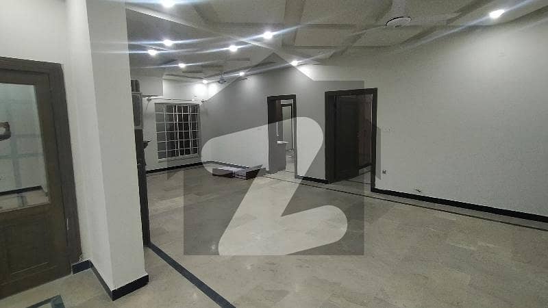 زراج ہاؤسنگ سکیم اسلام آباد میں 4 کمروں کا 10 مرلہ مکان 1.1 لاکھ میں کرایہ پر دستیاب ہے۔