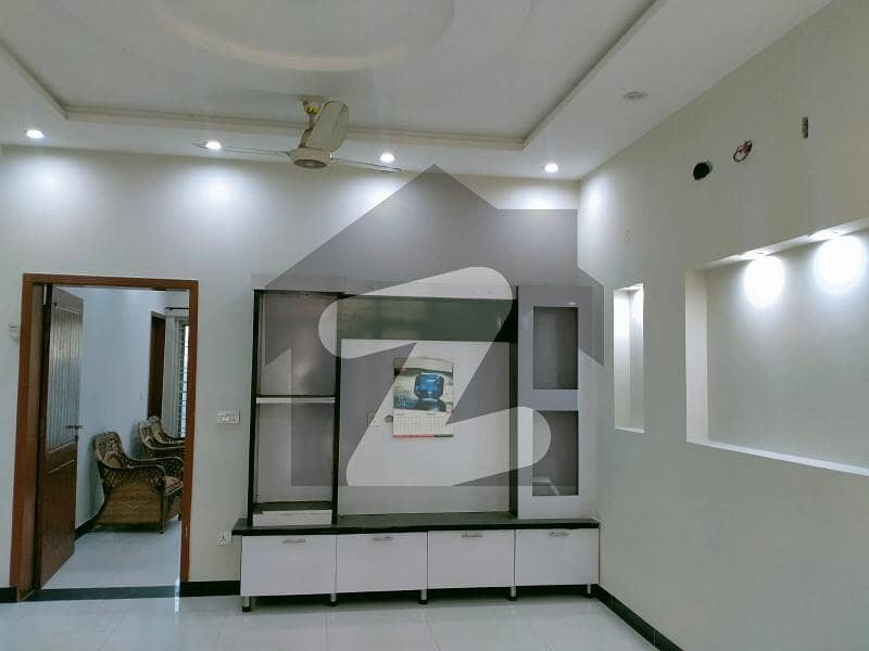 پبلک ہیلتھ سوسائٹی بحریہ ٹاؤن سیکٹر B,بحریہ ٹاؤن,لاہور میں 5 کمروں کا 10 مرلہ مکان 95.0 ہزار میں کرایہ پر دستیاب ہے۔