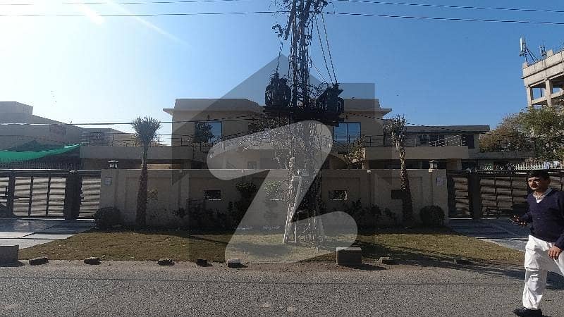 Prime Location House Of 2 Kanal Is Available In Contemporary Neighborhood Of DHA Defence