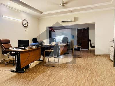 ماڈل ٹاؤن لاہور میں 7 کمروں کا 2 کنال مکان 5.5 لاکھ میں کرایہ پر دستیاب ہے۔