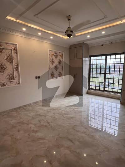 لیک سٹی - سیکٹر M7 - بلاک اے لیک سٹی ۔ سیکٹرایم ۔ 7,لیک سٹی,رائیونڈ روڈ,لاہور میں 6 کمروں کا 7 مرلہ مکان 2.85 کروڑ میں برائے فروخت۔
