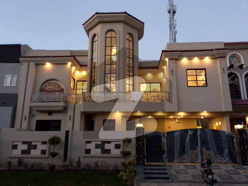 فارمانئیٹس ہاؤسنگ سکیم ۔ بلاک این فارمانئیٹس ہاؤسنگ سکیم,لاہور میں 6 کمروں کا 10 مرلہ مکان 3.9 کروڑ میں برائے فروخت۔