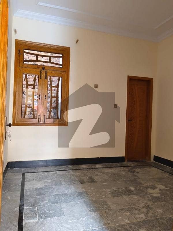 ورسک روڈ پشاور میں 6 کمروں کا 4 مرلہ مکان 48.0 ہزار میں کرایہ پر دستیاب ہے۔