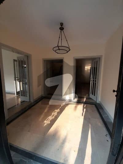 مین بلیوارڈ گلبرگ گلبرگ,لاہور میں 4 کمروں کا 1 کنال مکان 8.0 کروڑ میں برائے فروخت۔