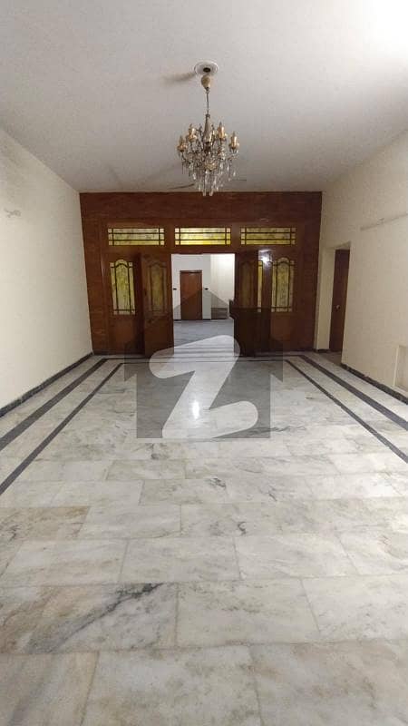 یونیورسٹی ٹاؤن پشاور میں 11 کمروں کا 2 کنال مکان 4.5 لاکھ میں کرایہ پر دستیاب ہے۔