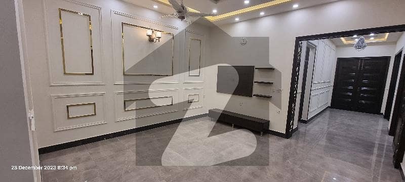 ماڈل سٹی ون کینال روڈ,فیصل آباد میں 5 کمروں کا 10 مرلہ مکان 4.5 کروڑ میں برائے فروخت۔