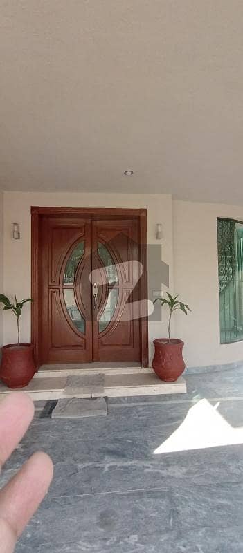 ڈی ایچ اے فیز 4 ڈیفنس (ڈی ایچ اے),لاہور میں 5 کمروں کا 1 کنال مکان 2.9 لاکھ میں کرایہ پر دستیاب ہے۔