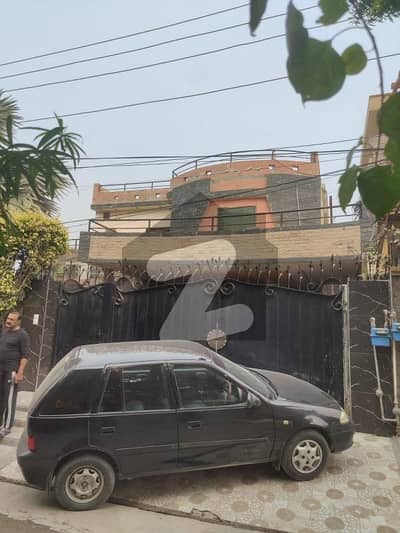 جوہر ٹاؤن لاہور میں 5 کمروں کا 1 کنال مکان 5.5 کروڑ میں برائے فروخت۔