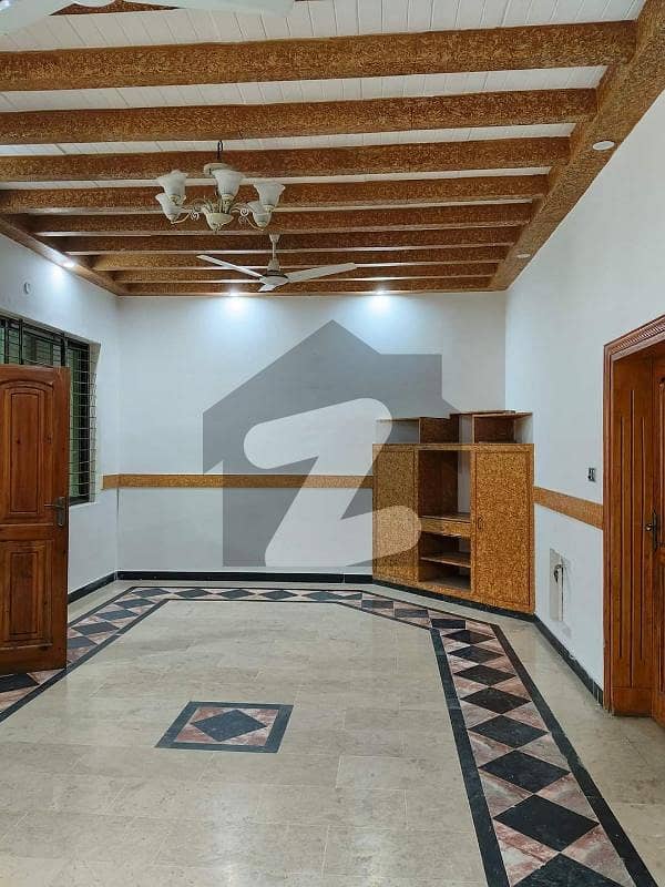 حیات آباد فیز 6 - ایف8 حیات آباد فیز 6,حیات آباد,پشاور میں 8 کمروں کا 7 مرلہ مکان 4.05 کروڑ میں برائے فروخت۔
