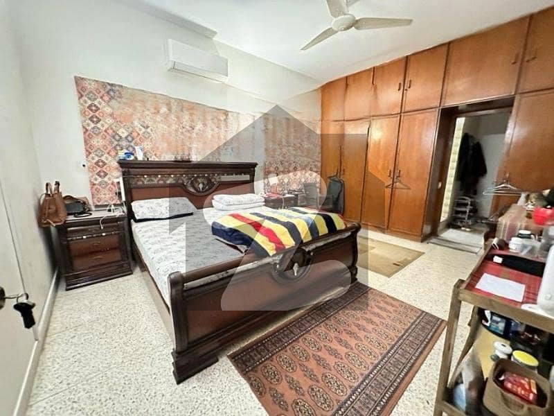 کلفٹن ۔ بلاک 5 کلفٹن,کراچی میں 4 کمروں کا 10 مرلہ مکان 2.0 لاکھ میں کرایہ پر دستیاب ہے۔